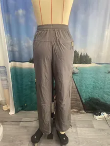 Rückansicht einer grauen Damen-Outdoor-Schnelltrocknungshose auf einer Schaufensterpuppe.