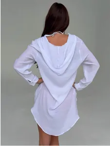 Vue arrière détaillée d'un cache-maillot blanc semi-transparent avec capuche pour femme