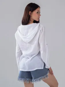 Chemise à capuche en lin blanc à manches longues vue de dos pour plage et protection