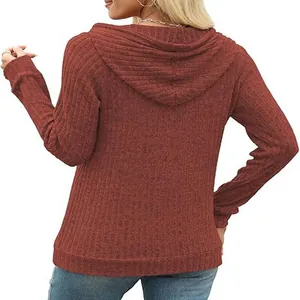 Vue arrière d'un pull à capuche décontracté en tricot côtelé pour femme rouge brique