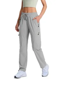 Ganzkörperansicht der grauen schnelltrocknenden Wanderhose für Damen beim Outdoor-Sport