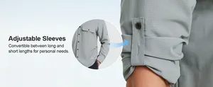 Primer plano de camisa táctica de secado rápido con mangas ajustables para hombres.