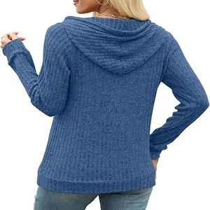 Vue arrière d'un sweat à capuche bleu côtelé pour femme, détail de texture