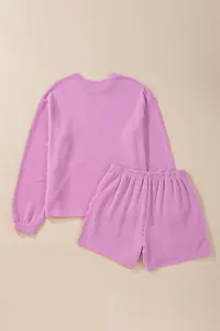 Vue arrière d'un ensemble de détente complet deux pièces rayé violet avec haut et short