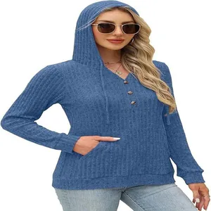 Vue détaillée d'un sweat à capuche en tricot bleu avec col boutonné et poche avant