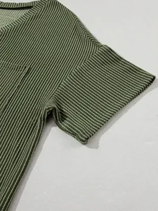 Dettaglio ravvicinato della trama del tessuto a coste bicolore verde di questo top con scollo a V.