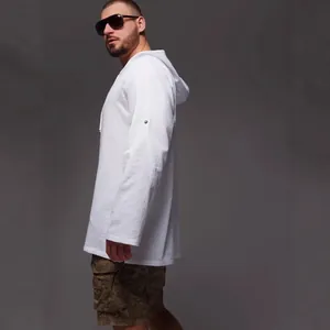 Chemise en lin blanche à capuche pour homme, parfaite pour la plage et les sorties d'été.