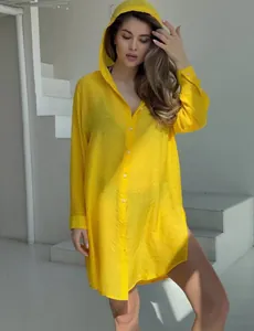 Chemise de protection solaire longue jaune à capuche et cache-maillot de plage
