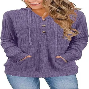 Détail d'un sweat à capuche violet en maille côtelée pour femme avec boutons et poches