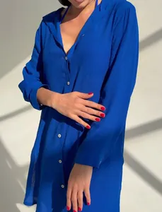 Vue détaillée d'une chemise de plage bleu roi texturée en lin pour femmes en vacances