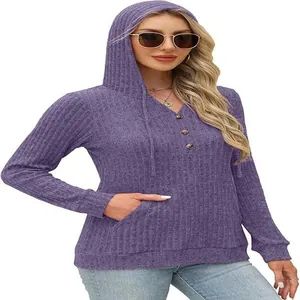 Vue détaillée d'un pull à capuche violet à manches longues avec des détails boutonnés.