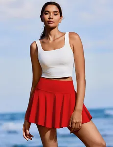 Sportieve rode geplooide tennisrok met hoge taille voor dames en een witte crop top