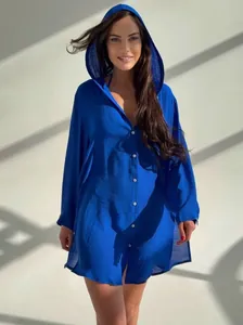 Photo du modèle montrant le tissu bleu vif et le détail du design avec capuche.