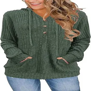 Vue détaillée du sweat à capuche en maille verte avec boutons décoratifs et cordons