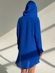 Vue arrière d'un cache-maillot léger bleu roi avec capuche montrant la texture.