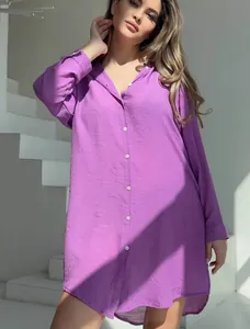 Détail de la chemise de plage violette légère avec manches longues et boutons blancs