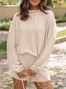 Vue détaillée de l'ensemble de détente beige rayé pour femme avec haut et short