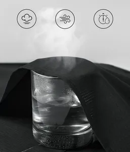 Primer plano de la tela de camisa táctica negra que muestra la prueba de transpirabilidad con vapor