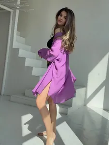 Chemise de plage violette à fentes latérales portée par un mannequin dans un décor épuré.
