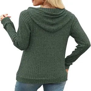 Vue arrière détaillée d'un pull à capuche vert foncé pour femme avec texture côtelée