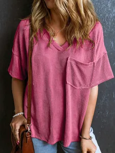 Dettaglio del top a maniche corte con scollo a V in fucsia a costine da donna
