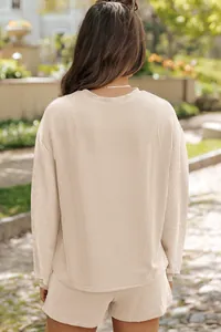 Vue arrière d'un ensemble deux pièces côtelé beige avec haut manches longues et short