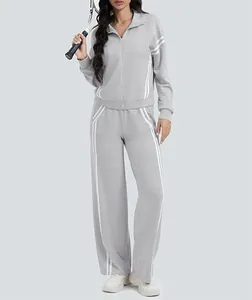 Conjunto deportivo de dos piezas gris para mujer con rayas blancas y pantalones anchos