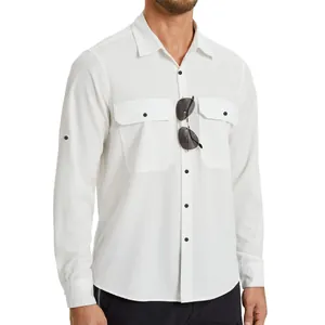 Detalle de una camisa táctica blanca para exteriores con bolsillos en el pecho y botones