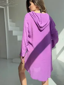 Vue arrière détaillée d'un cache-maillot de plage violet à capuche pour vacances d'été