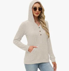 Détail d'un sweat à capuche beige décontracté en maille côtelée avec cordon de serrage et boutons