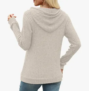 Vue de dos d'un pull à capuche côtelé décontracté de couleur unie pour femme, texture brossée