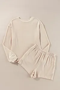 Vue détaillée à plat d'un ensemble de détente beige côtelé deux pièces pour femmes