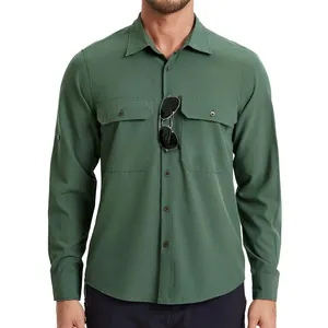 Detalle de camisa táctica verde con textura de rejilla y gafas de aviador.