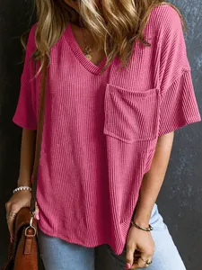 Dettaglio di un top rosa in maglia a nido d'ape con scollo a V e tasca