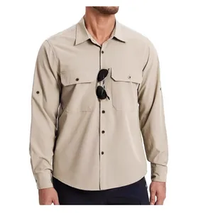 Vista frontal de la camisa táctica de exterior para hombre en color caqui con dos bolsillos