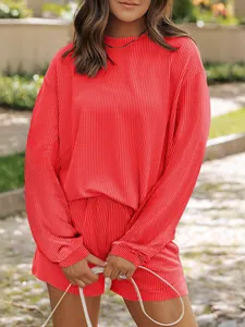 Détail de l'ensemble femme haut rayé rouge à manches longues et short taille haute