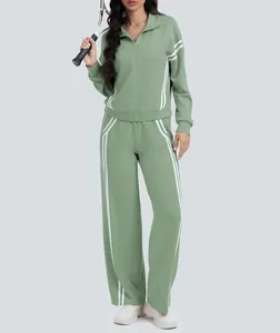Vista completa del chándal verde para mujer con detalles de rayas y pantalones deportivos