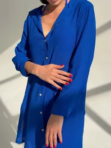 Chemise de plage minimaliste bleu roi à manches longues pour les vacances d'été