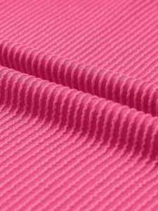 Primo piano macro del tessuto a maglia a coste rosa magenta di alta qualità per top