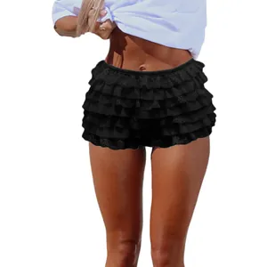 Nahaufnahme von schwarzen, mehrlagigen Spitzen-Mini-Shorts für Damen im sexy Look