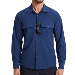 Detalle de camisa táctica azul marino de secado rápido con dos bolsillos