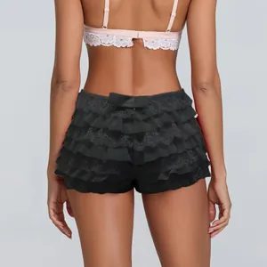 Detaillierte Rückansicht von schwarzen, gestuften Mini-Lace-Shorts mit Schleife