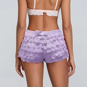 Rückansicht der strukturierten Lagen der lila Rüschen-Spitzen-Mini-Kuchen-Shorts