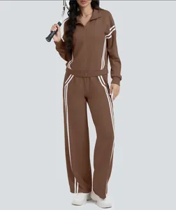 Chándal marrón de dos piezas para mujer con rayas blancas y pantalones anchos.