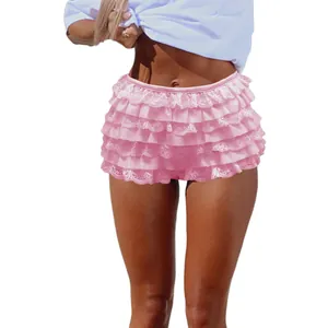 Detailansicht der sexy pinkfarbenen, mehrlagigen Spitzen-Rüschen-Mini-Skort für Damen