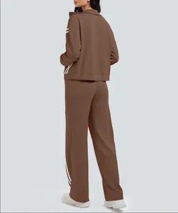 Vista trasera del chándal marrón para mujer con rayas laterales blancas y pantalón ancho