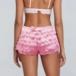 Detailansicht der Rückseite von sexy rosa mehrlagigen Spitzen-Rüschen-Shorts mit Schleife