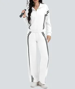 Imagen completa de chándal blanco para mujer con rayas negras laterales y pantalón ancho.