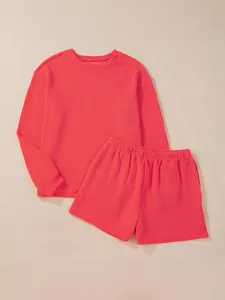 Ensemble deux pièces côtelé corail avec haut à manches longues et short taille haute