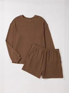 Ensemble deux pièces marron pour femme avec haut à manches longues côtelé et short